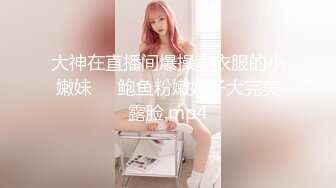 《母子乱伦》趁妈妈喝多找朋友来和妈妈一起玩3P开发她的屁眼