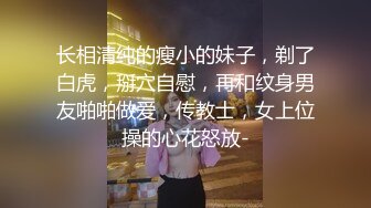 风韵犹存的少妇露脸跟眼镜小哥激情啪啪，给小哥把鸡巴舔硬，亲着小嘴玩着骚逼，无套抽插浪荡呻吟表情好骚